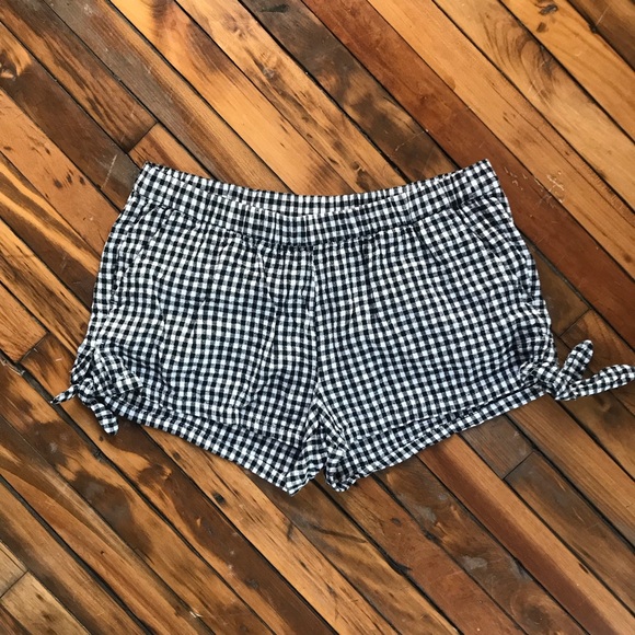 Old Navy Pants - Cute picnic shorts with ties